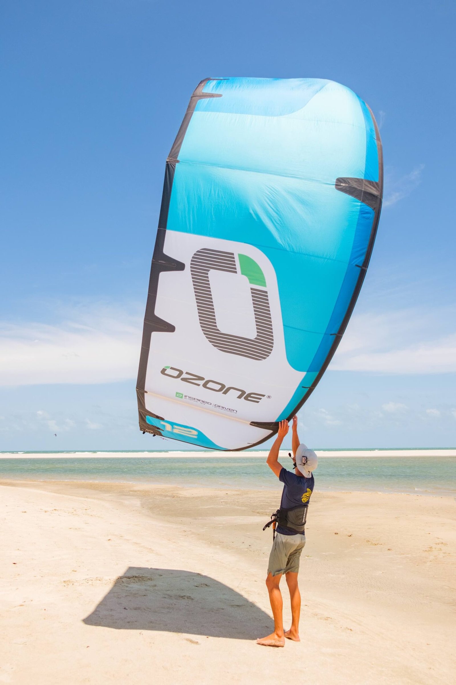 kitesurfer launching a blue ozone kite in Brazil during a kitesurf camp in brazil