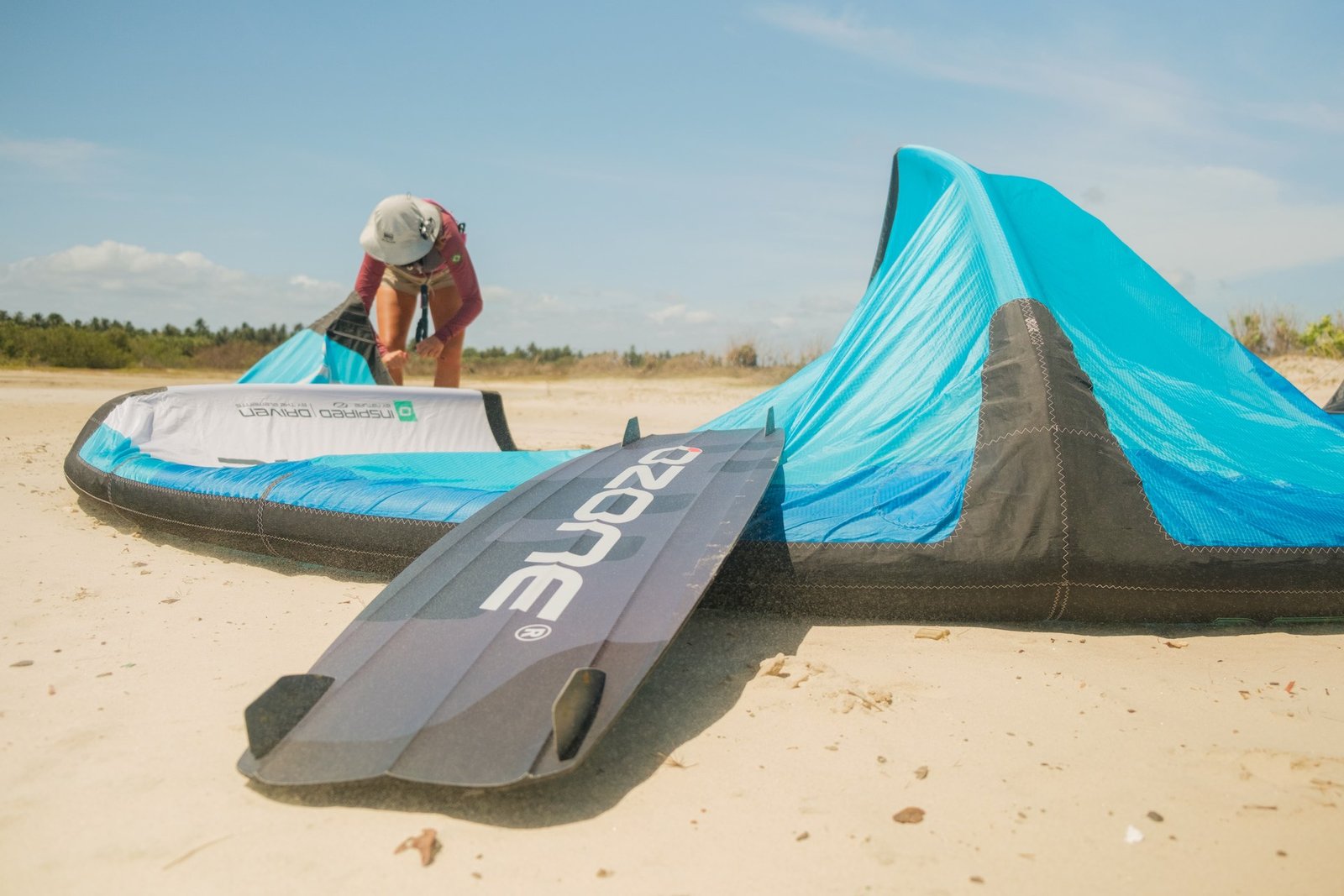 kitesurf girl preparing her kite before an epic session in Brazil during a kitecamp with kitevoyage