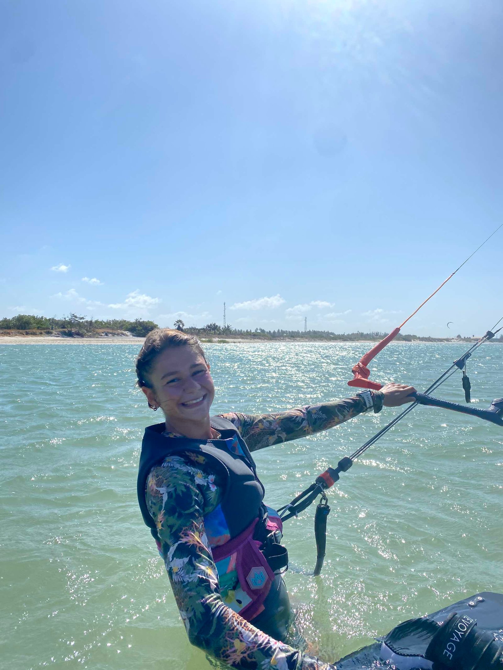 portait kitesurf girl smiling during her kitesurf session kitevoyage kitecamp in brazil